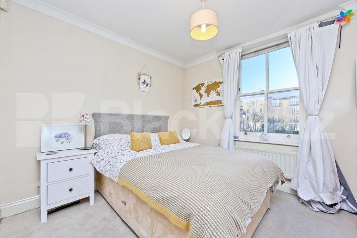 Beautiful apartment, over looking tranquil gardens & private parking   Russell Lodge. Spurgeon Street, London Bridge